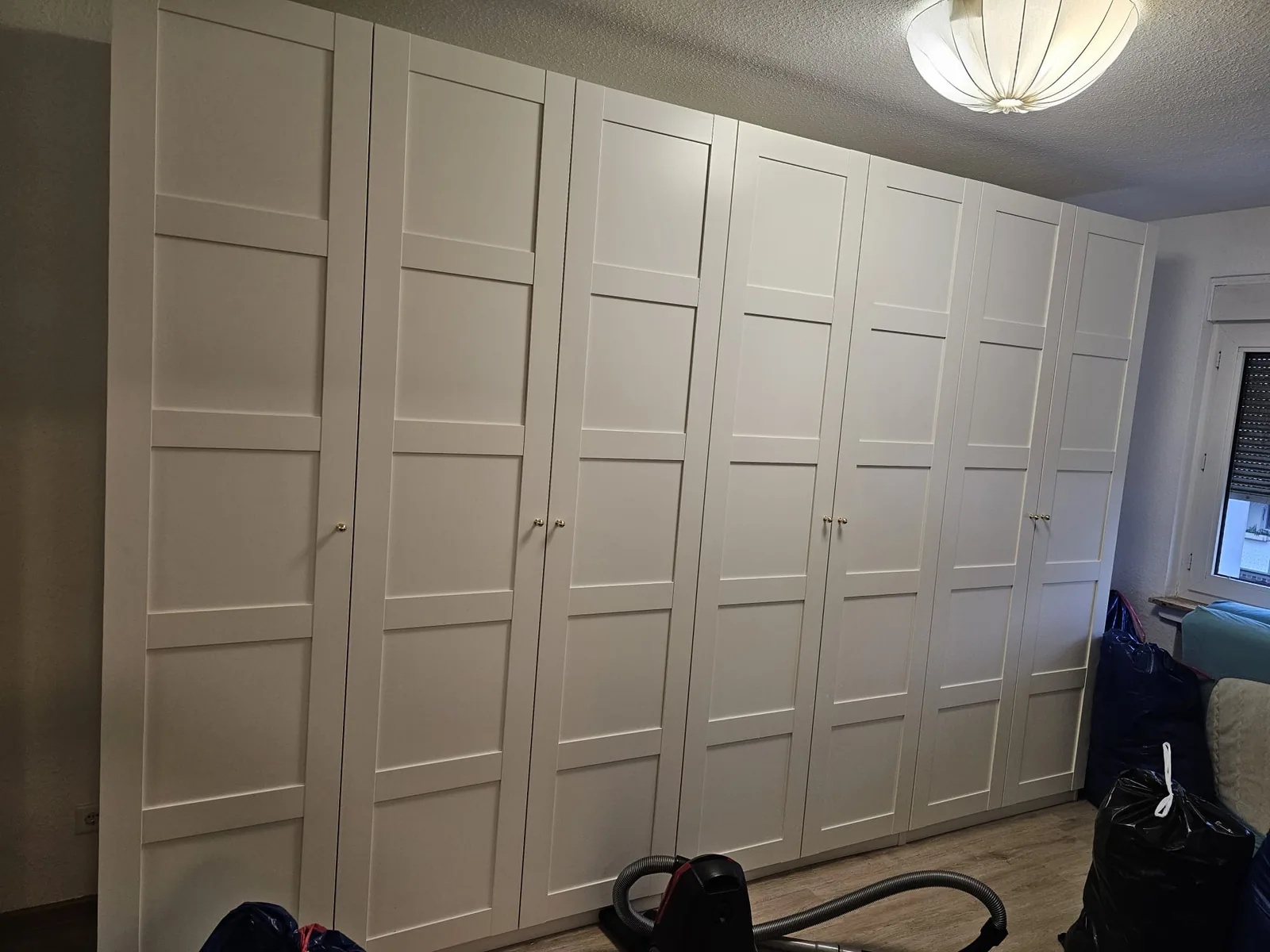 Fertig montierte Schrankwand mit sieben Türen in einem Schlafzimmer